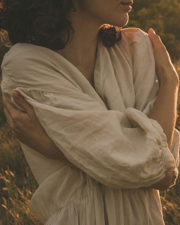 Mujer en un campo dorado
